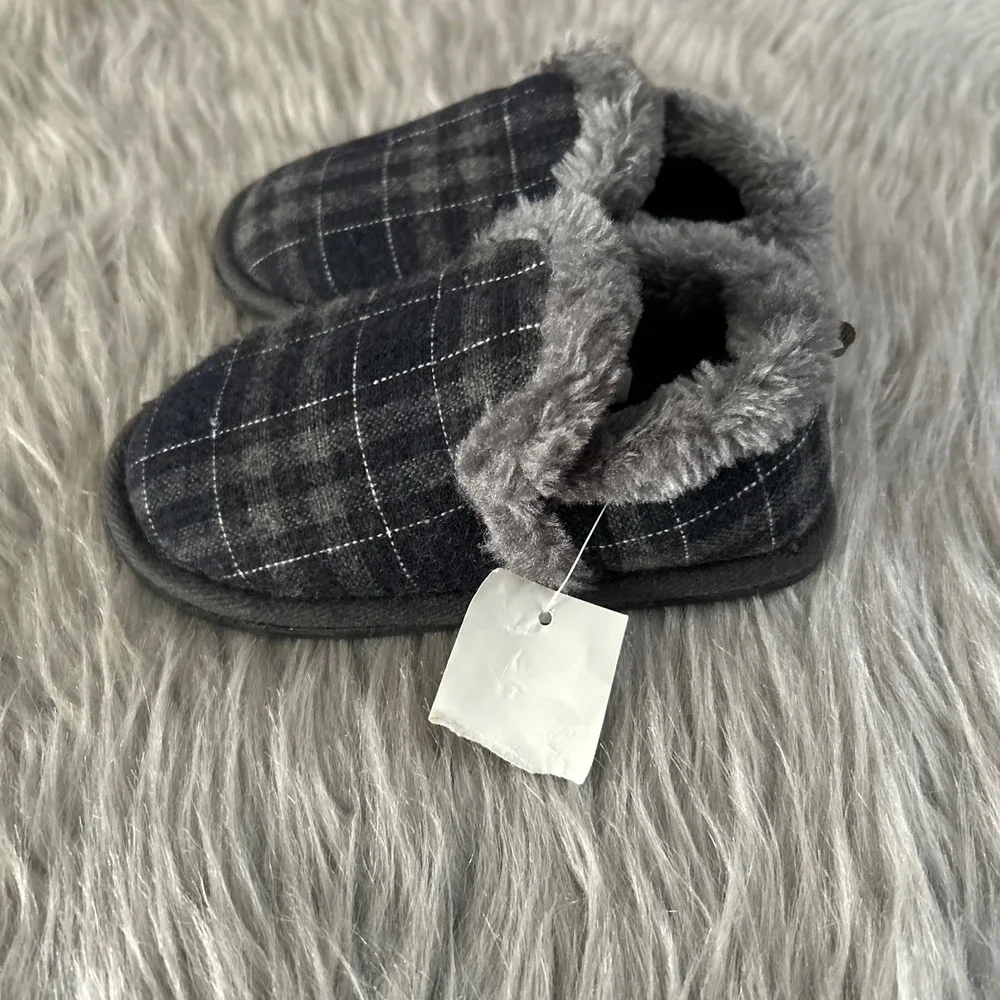 Toddler Boys Size 7-8 Gray Plaid Slip On Shoes Lightweight Lined Fuzzy